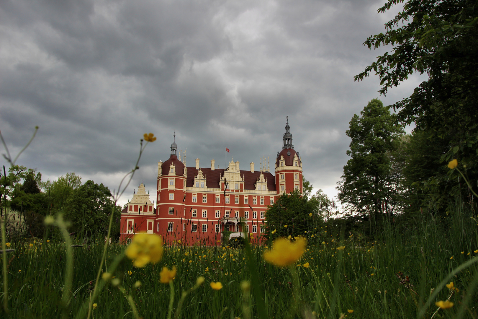 Gewitterwolken über den Schlosspark