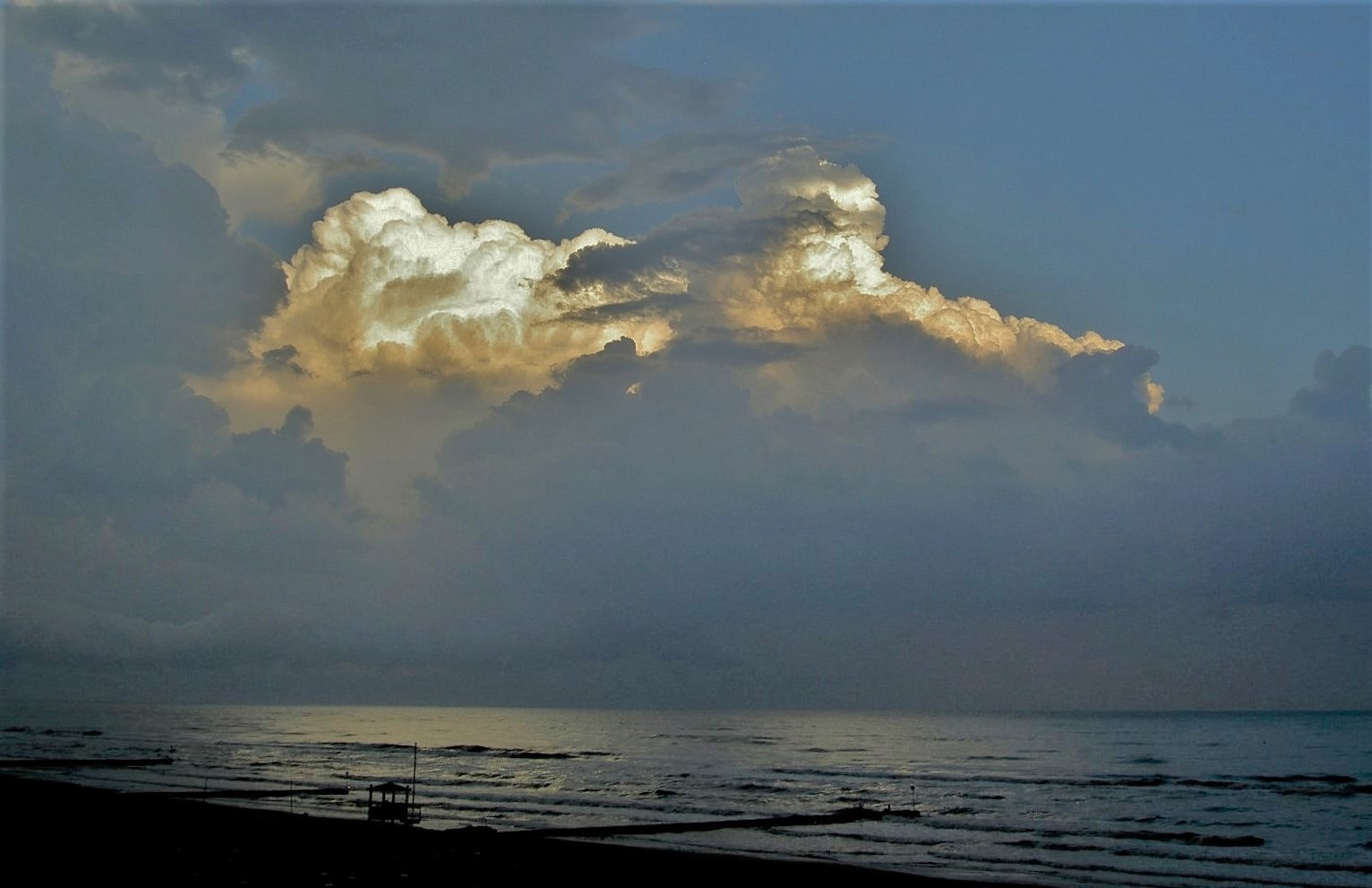 Gewitterwolken über der Adria, (Italien)