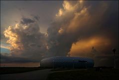 Gewitterwolken über der Arena
