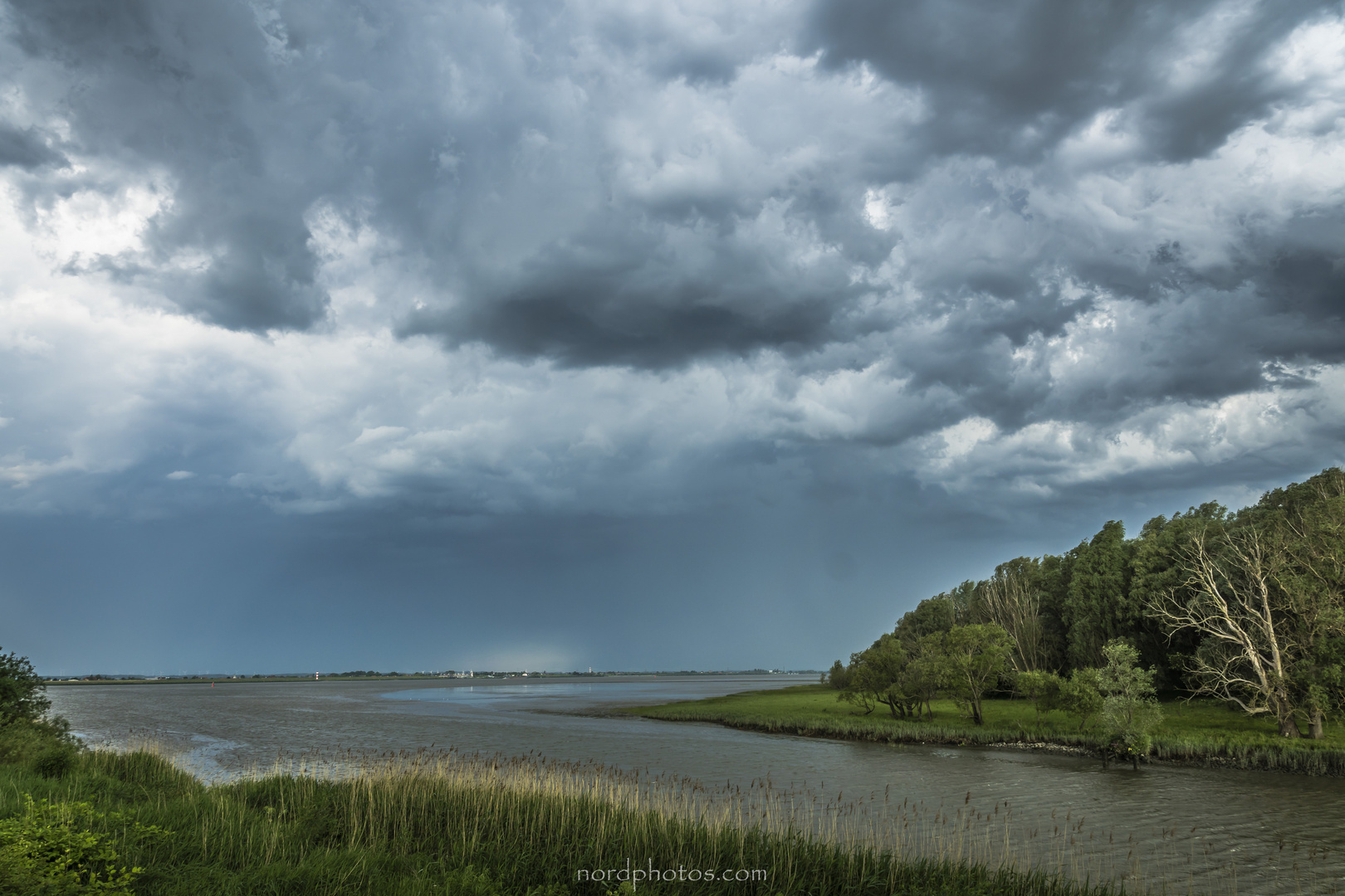 Gewitterwolken über der Elbe