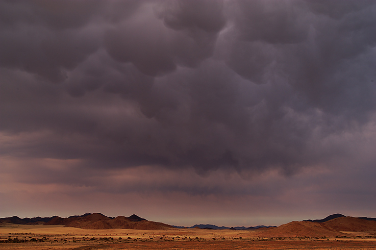 Gewitterwolken über der Namib