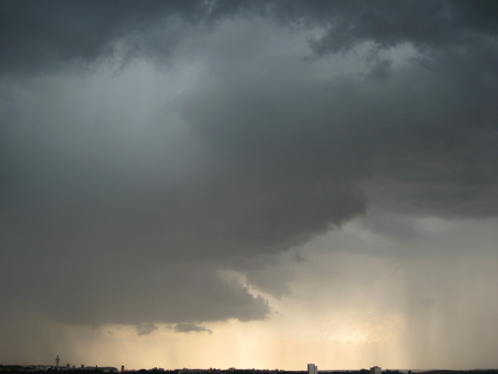 Gewitterwolken über der Stadt