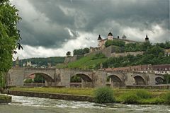 GEWITTERWOLKEN ÜBER DIE FESTUNG