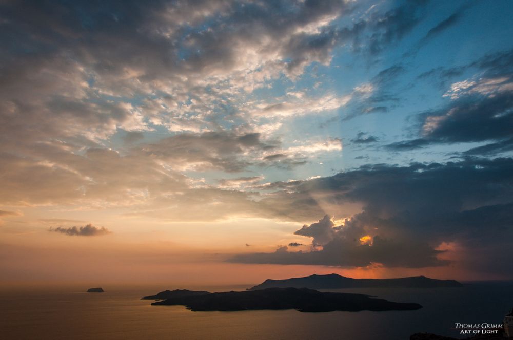 Gewitterwolken über Santorin