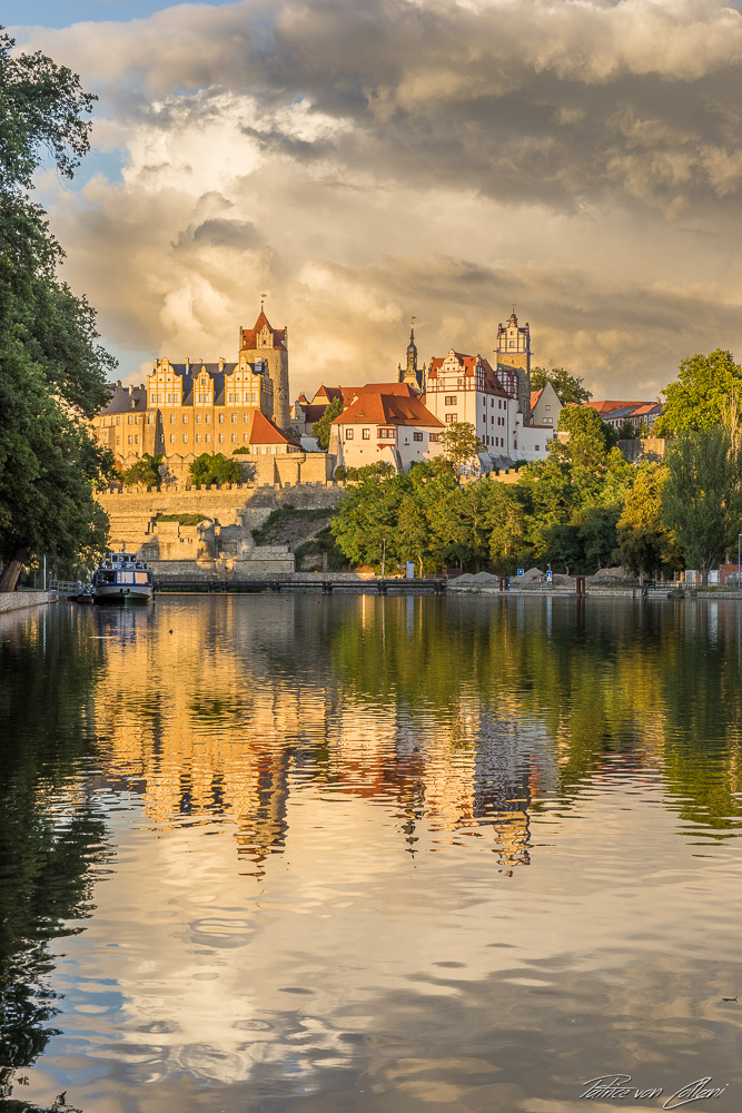 Gewitterwolken über Schloss Bernburg