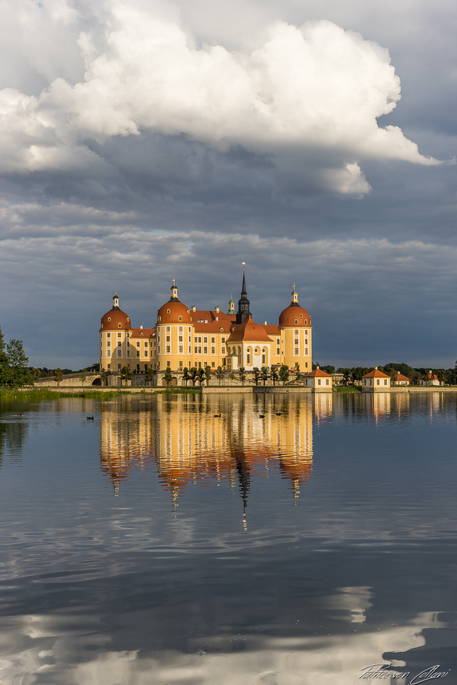 Gewitterwolken über Schloss Moritzburg