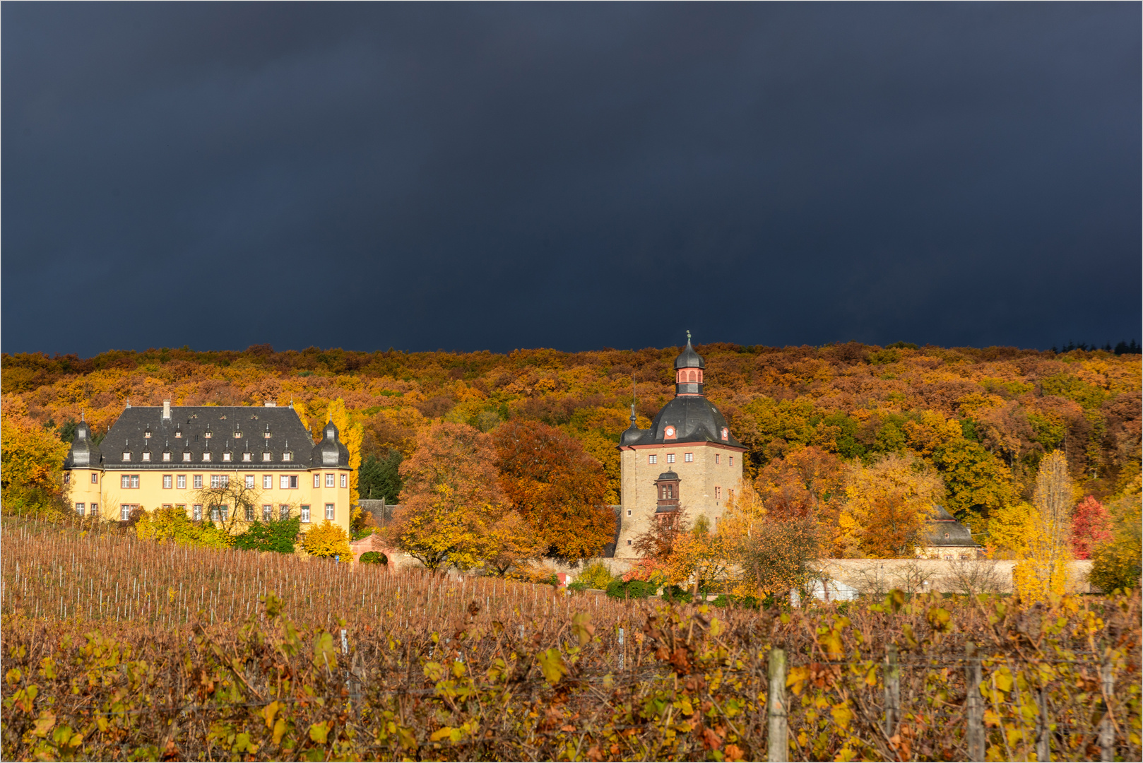 Gewitterwolken über Schloss Vollrads