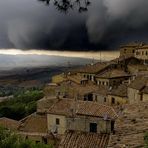 Gewitterwolken über Volterra