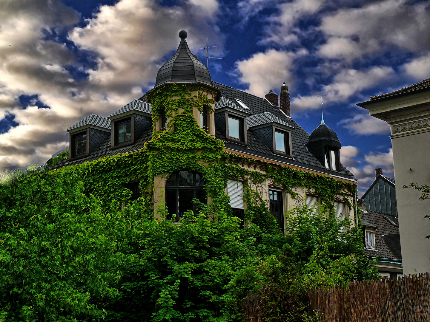 Gewitterwolken überm Schloss