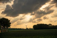 Gewitterwolken übern Feld