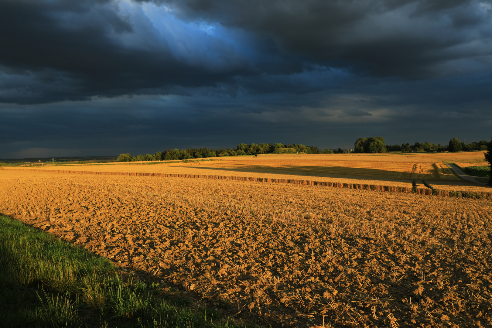 Gewitterwolken und Sonne über der Heuneburg