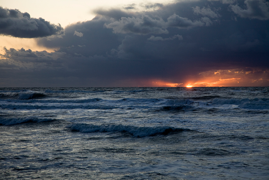 Gewitterwolken und Sonnenuntergang