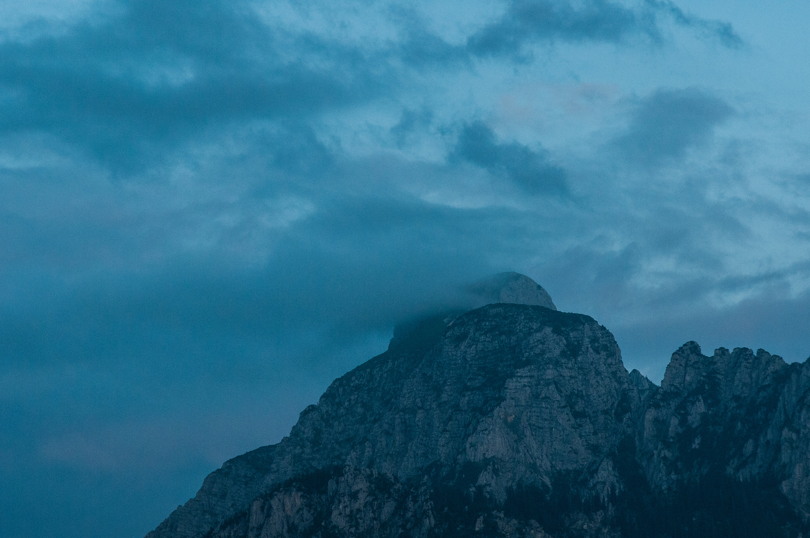 Gewitterwolken ziehen über den Säuling auf