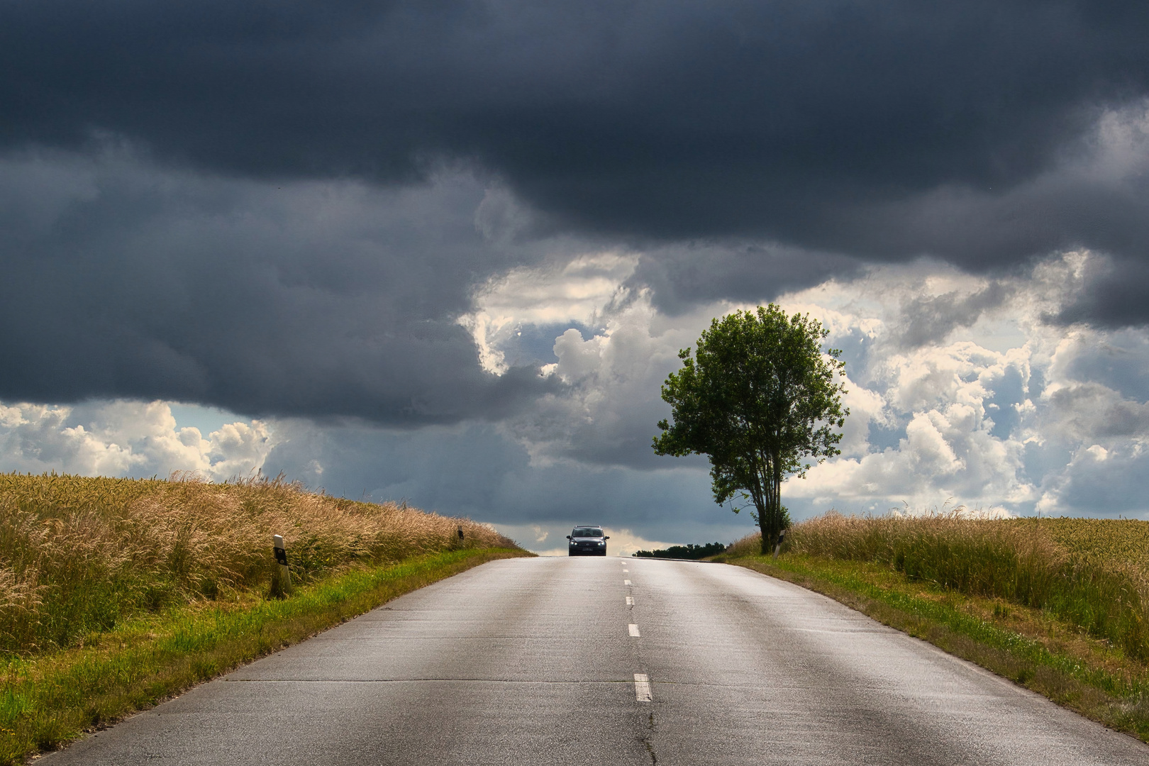 Gewitterwolken ziehen über die Landstraße