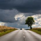 Gewitterwolken ziehen über die Landstraße