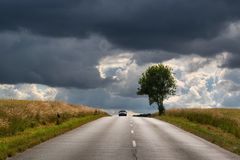 Gewitterwolken ziehen über die Landstraße