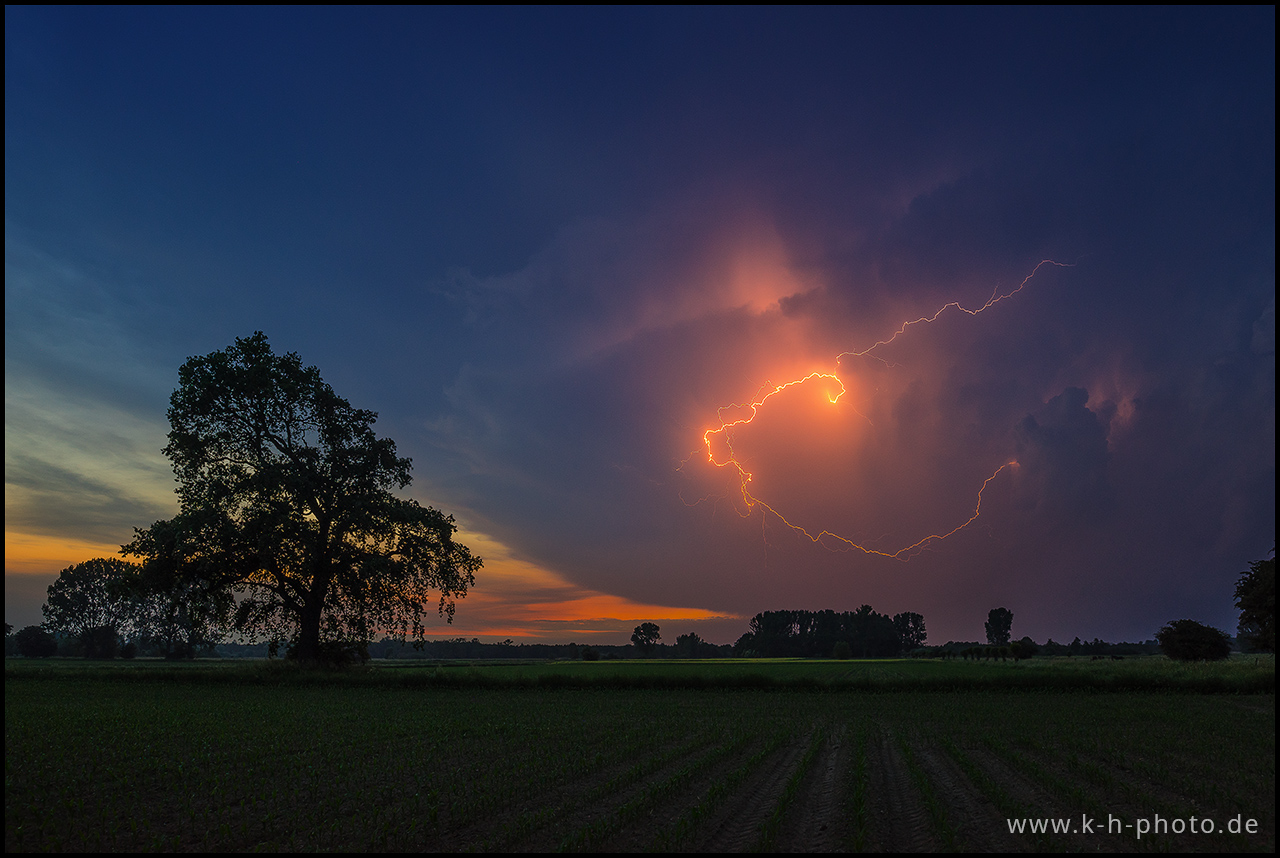 Gewitterzelle in der Abenddämmerung