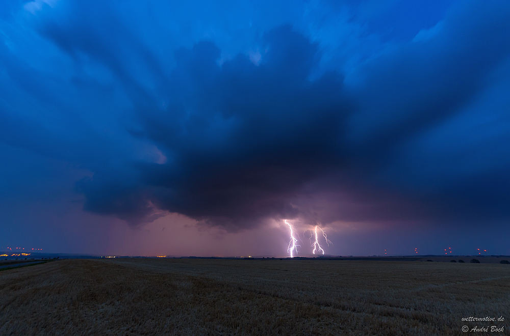 Gewitterzellle zur blauen Stunde