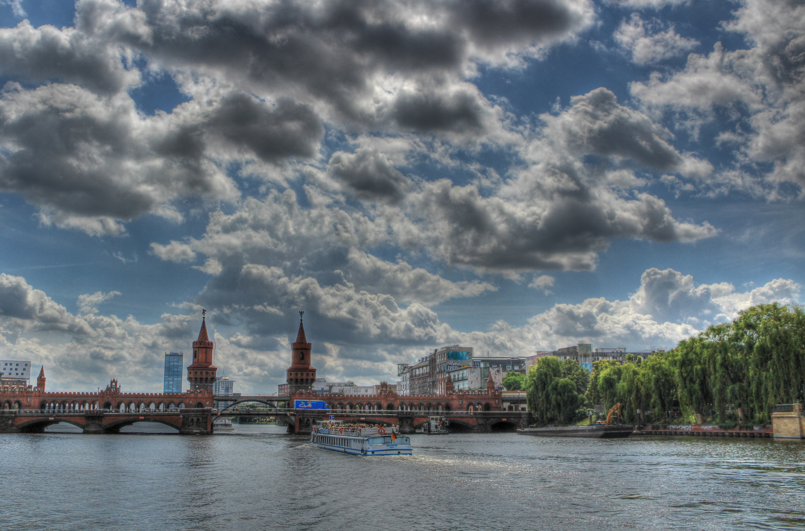 Gewittewolken über der Oberbaumbrücke in Berlin 2