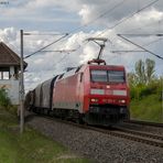 Gewöhnlicher Güterzug mit Fotowolke