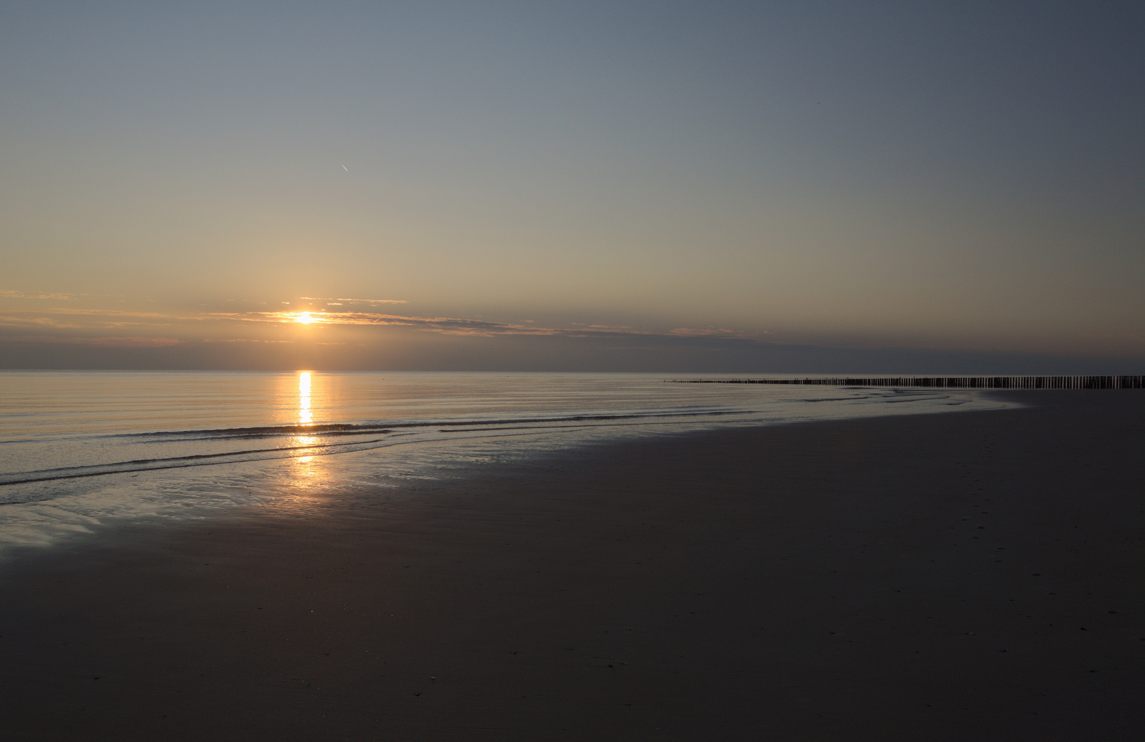 Gewöhnlicher Sonnenuntergang am Meer