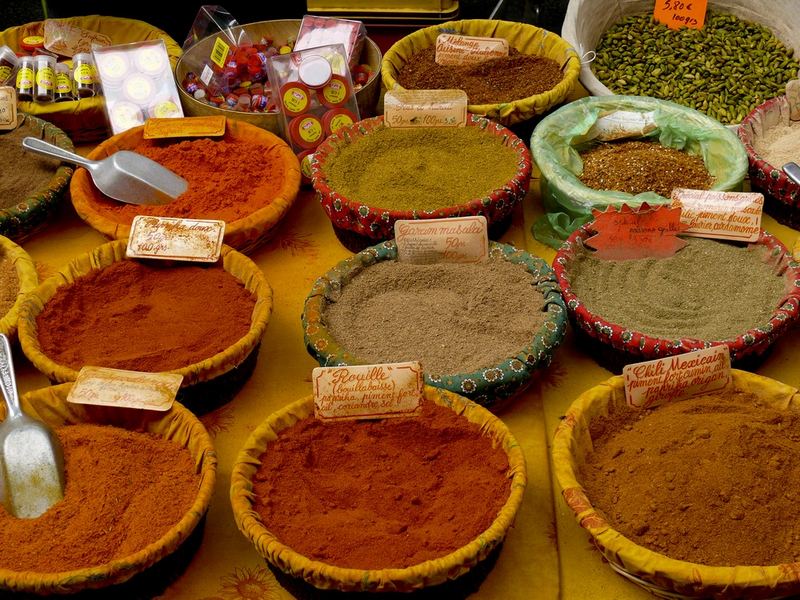 Gewürze auf dem Markt in St. Remy, Provence