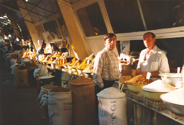 Gewürzhändler auf einem Markt in Tiblissi