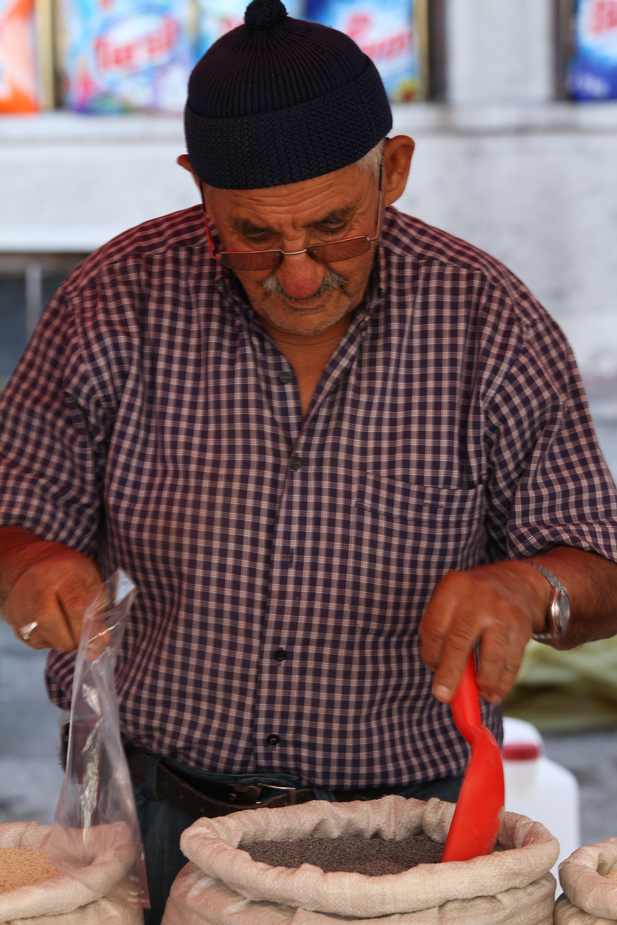 Gewürzverkäufer auf dem Markt in Kayseri (Türkei)