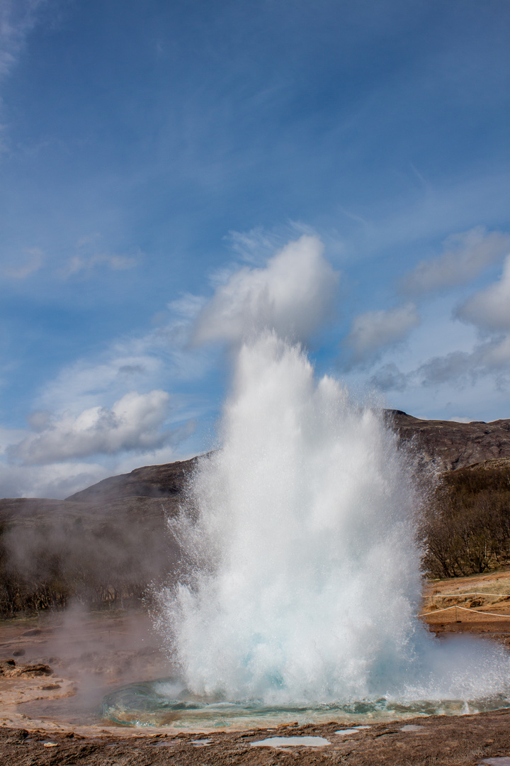 Geysir explosion middle