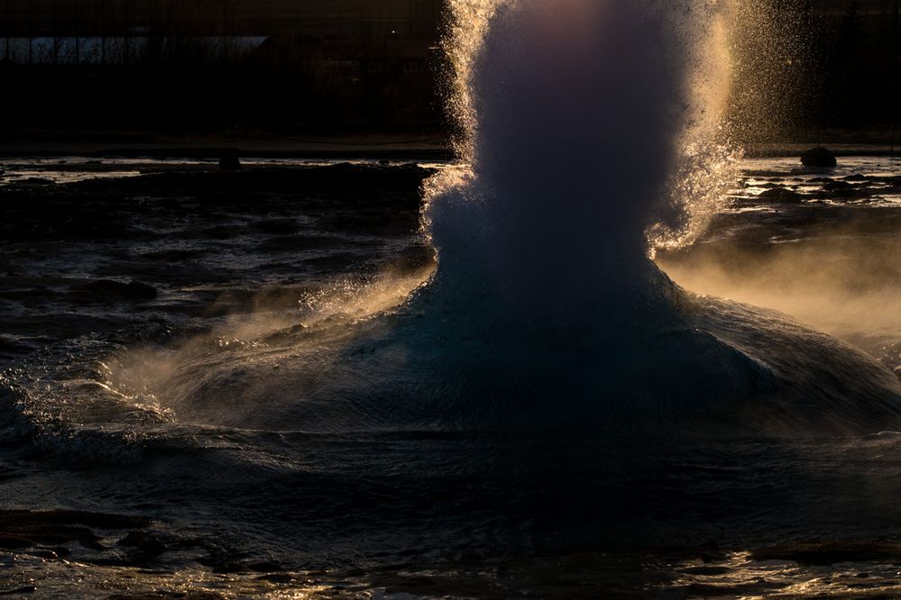 Geysir im Gegenlicht