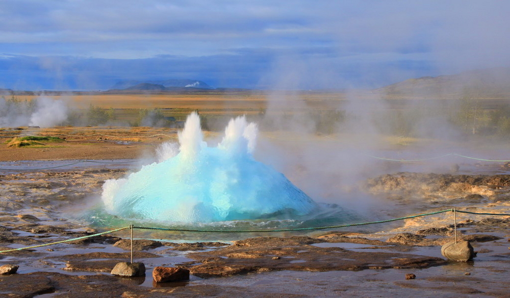 Geysir Strokkur, der Ausbruch beginnt