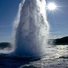 Geysir Strokkur im Gegenlicht