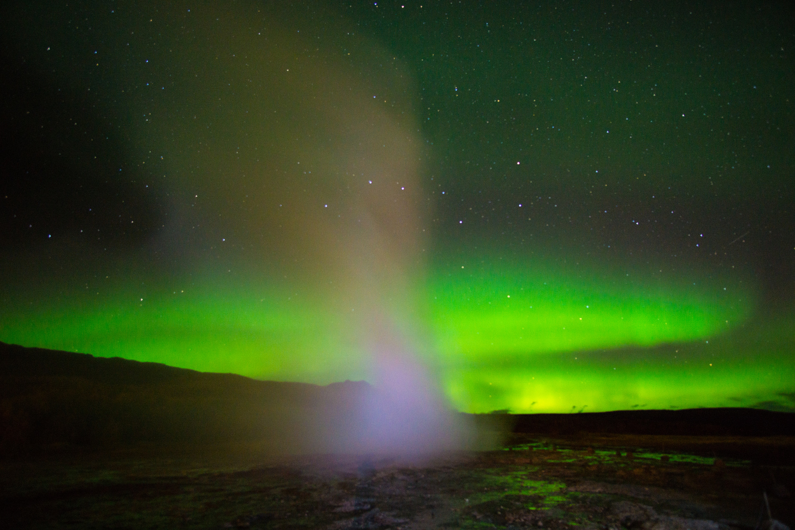 Geysir Strokkur vor dem Nordlicht