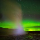 Geysir Strokkur vor dem Nordlicht