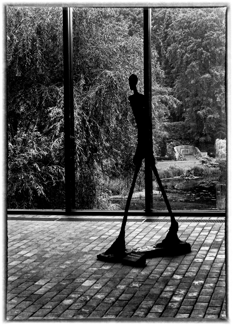 Giacometti´s "Homme qui marche", before window and lake