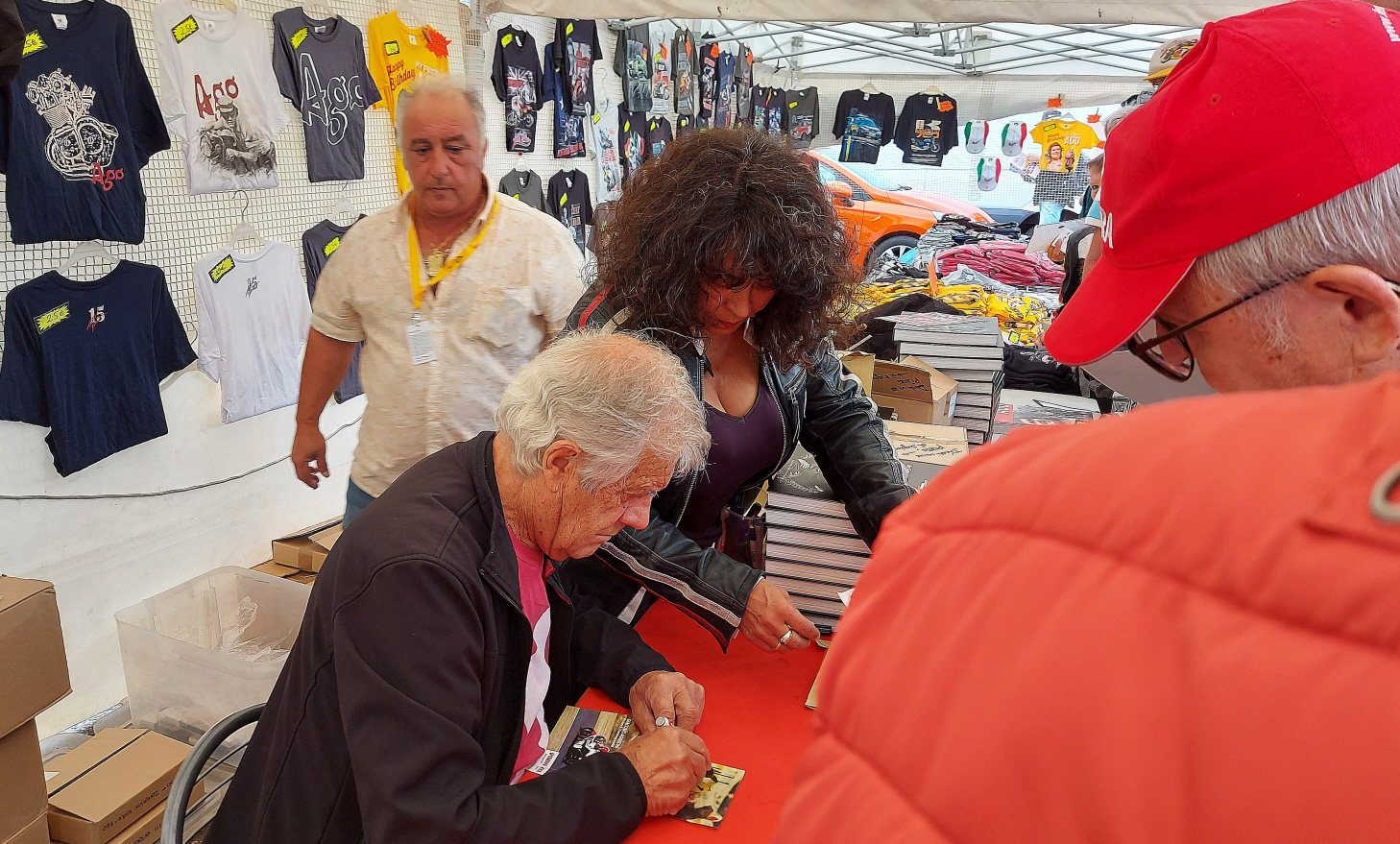 Giacomo Agostini beim Finger - Wund - Schreiben