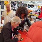 Giacomo Agostini beim Finger - Wund - Schreiben