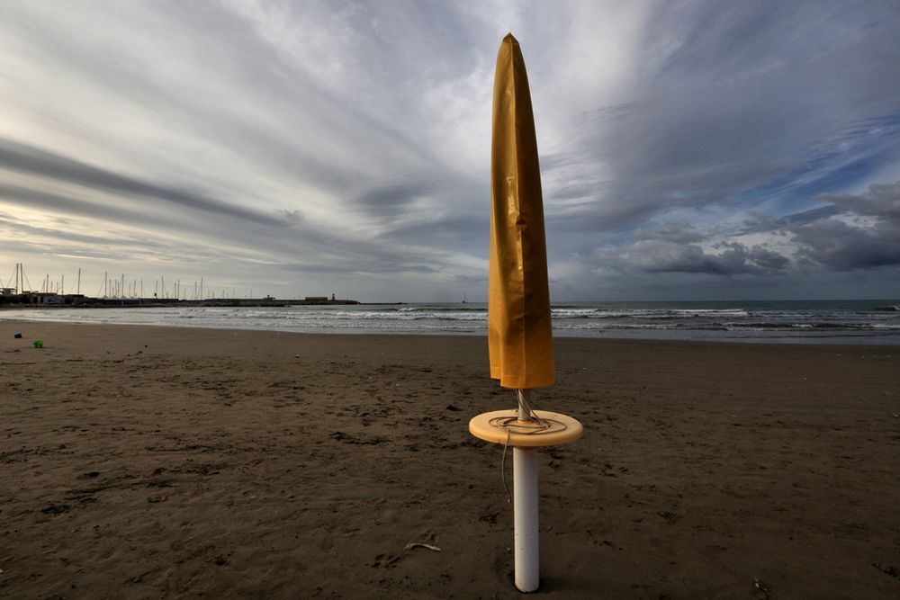 giallo sulla spiaggia....