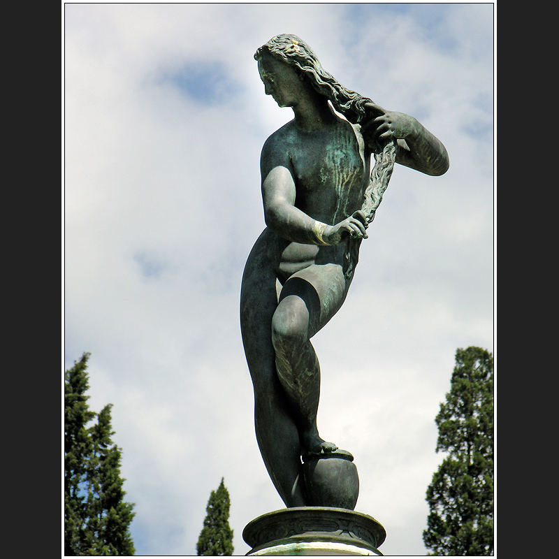 Giambologna | Venus Anadyoméne