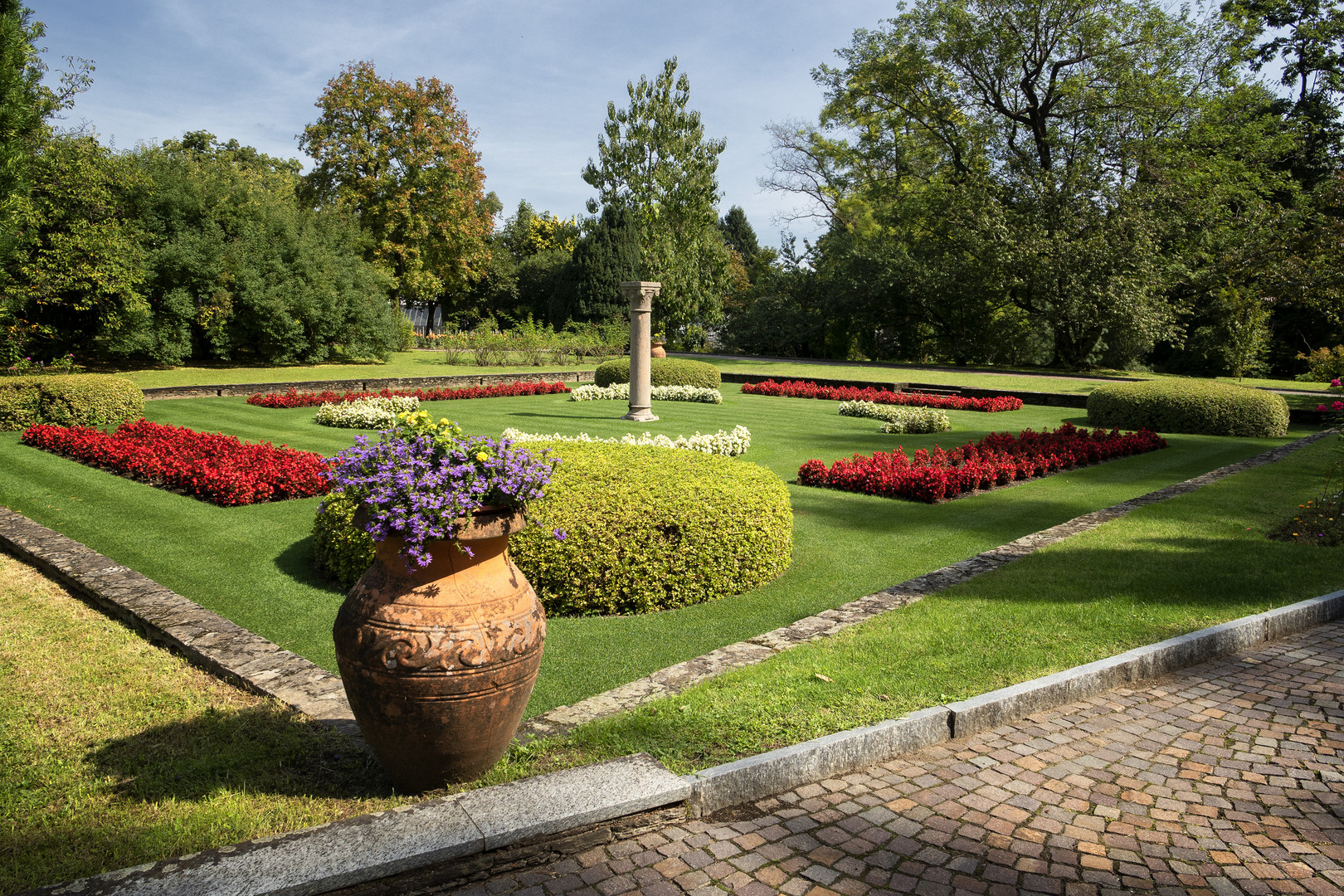 Giardino con colonna