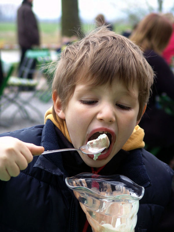 Gibt es etwas Wichtigeres, als so viel Eis wie möglich in den Mund zu bekommen?