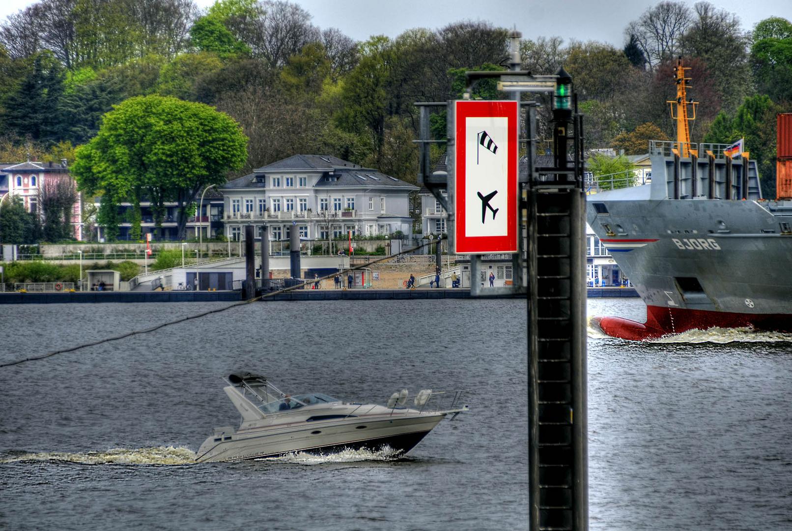 Gibt es wahrscheinlich nur in Hamburg, Schiffe werden vor Flugzeugen gewarnt