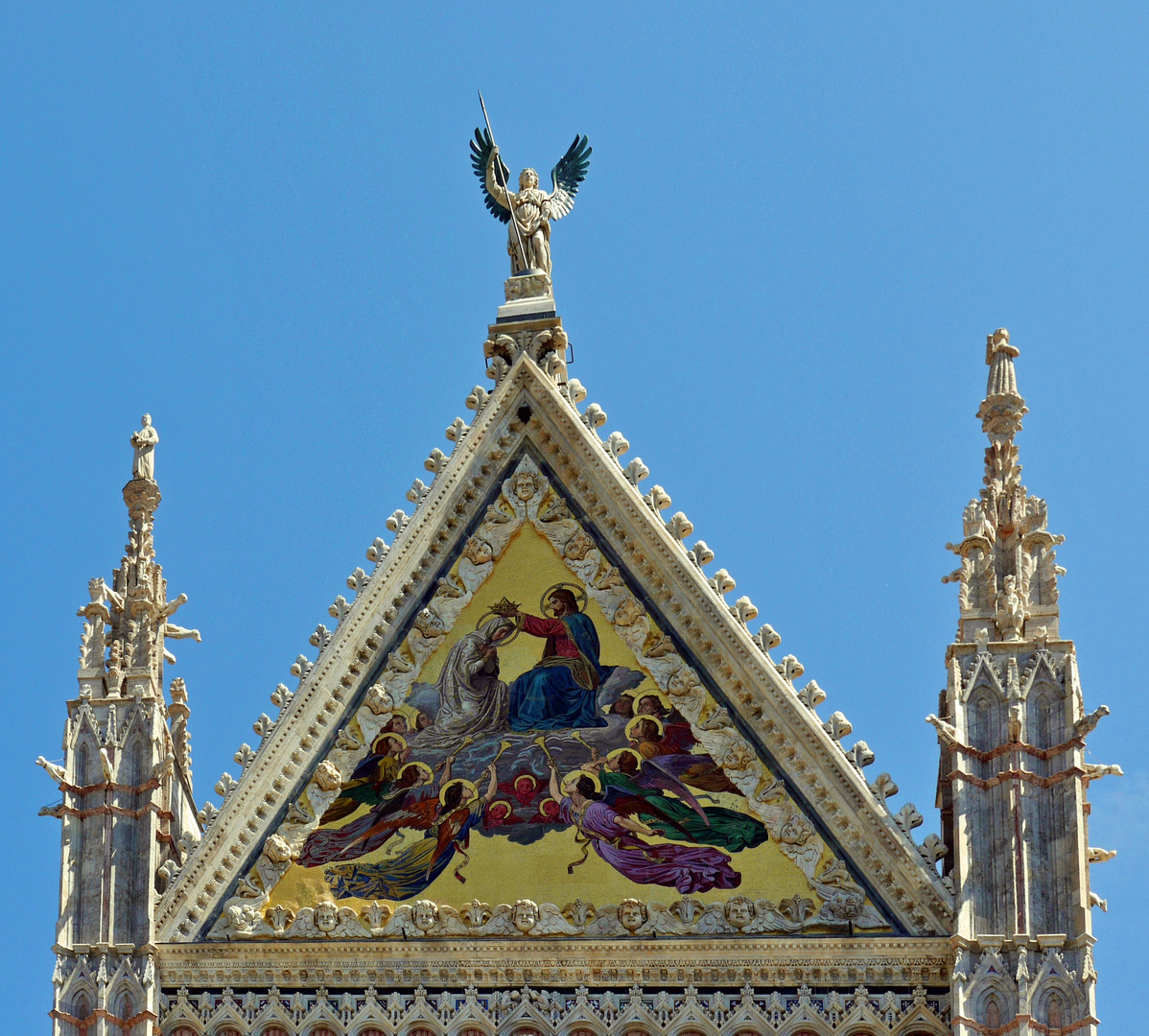 Giebel der Domfassade in Siena