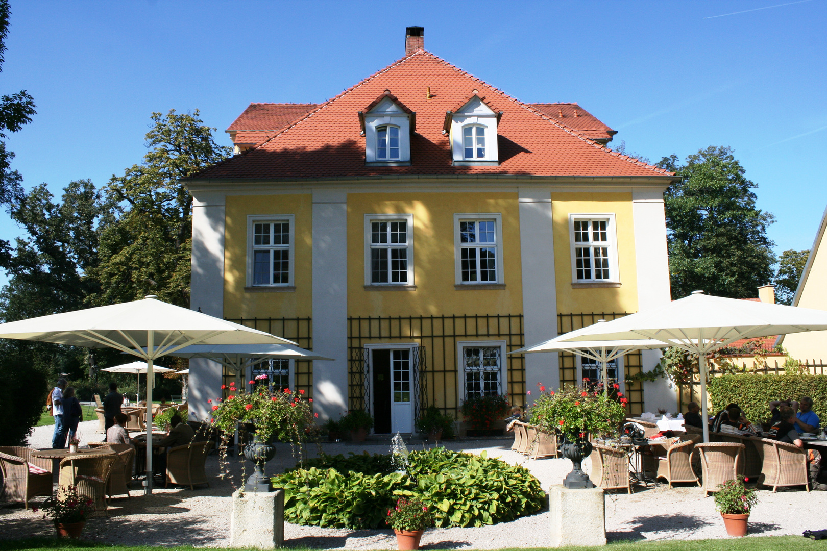 Giebel des Schlosses Lomnitz mit Gaststätte, Hirschberger Tal