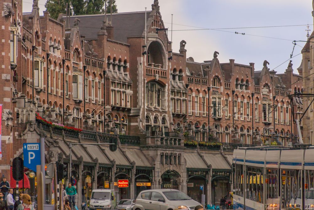 Giebelansicht eines Hotels in Amsterdam