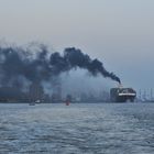 Giftige Rußwolke über dem Hamburger Hafen ( Yang Ming Utmost ) 04.10.2014