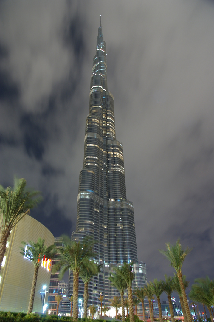 Gigant am Golf - Burj Khalifa (Burj Dubai) - aufgenommen bei Nacht