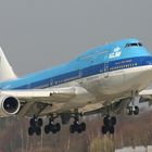 Gigant der Lüfte, ein "Heavy" landet ... KLM 747-400