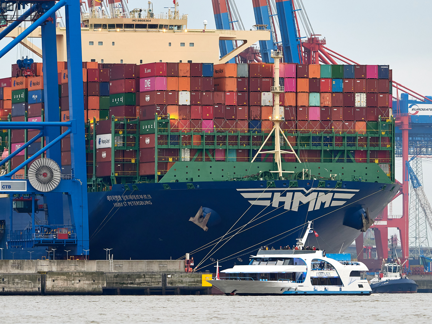 Gigant im Hafen