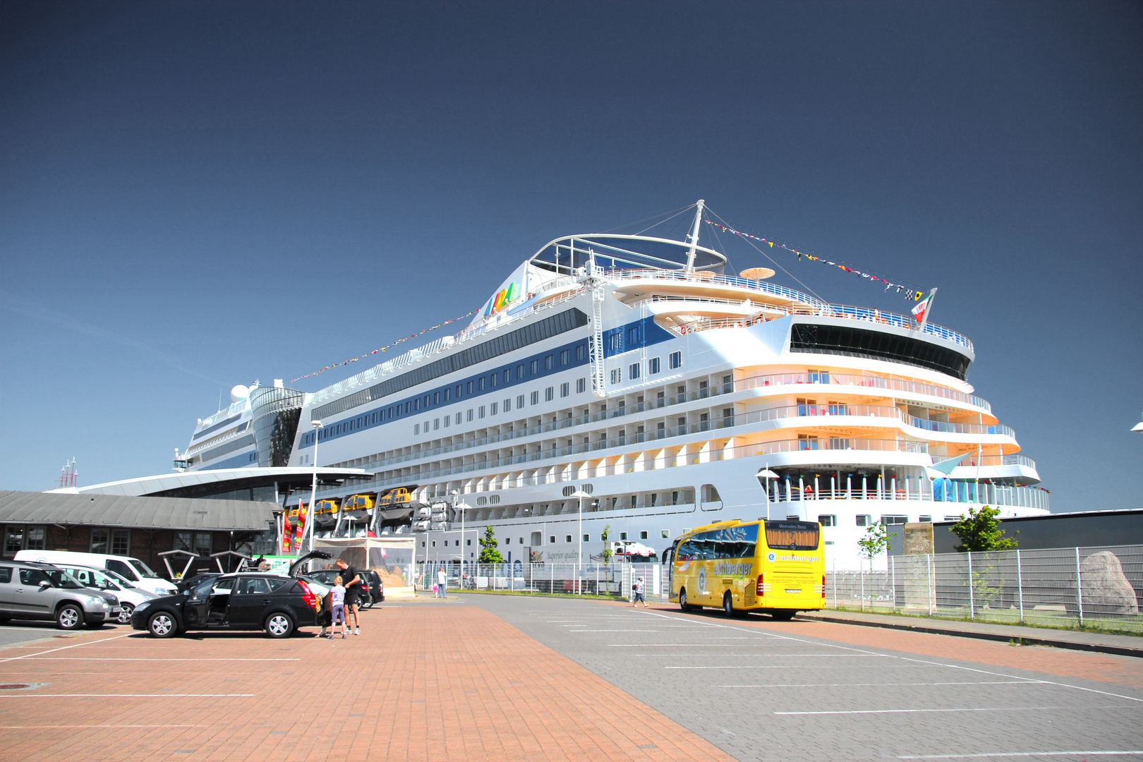 Gigant in Warnemünde